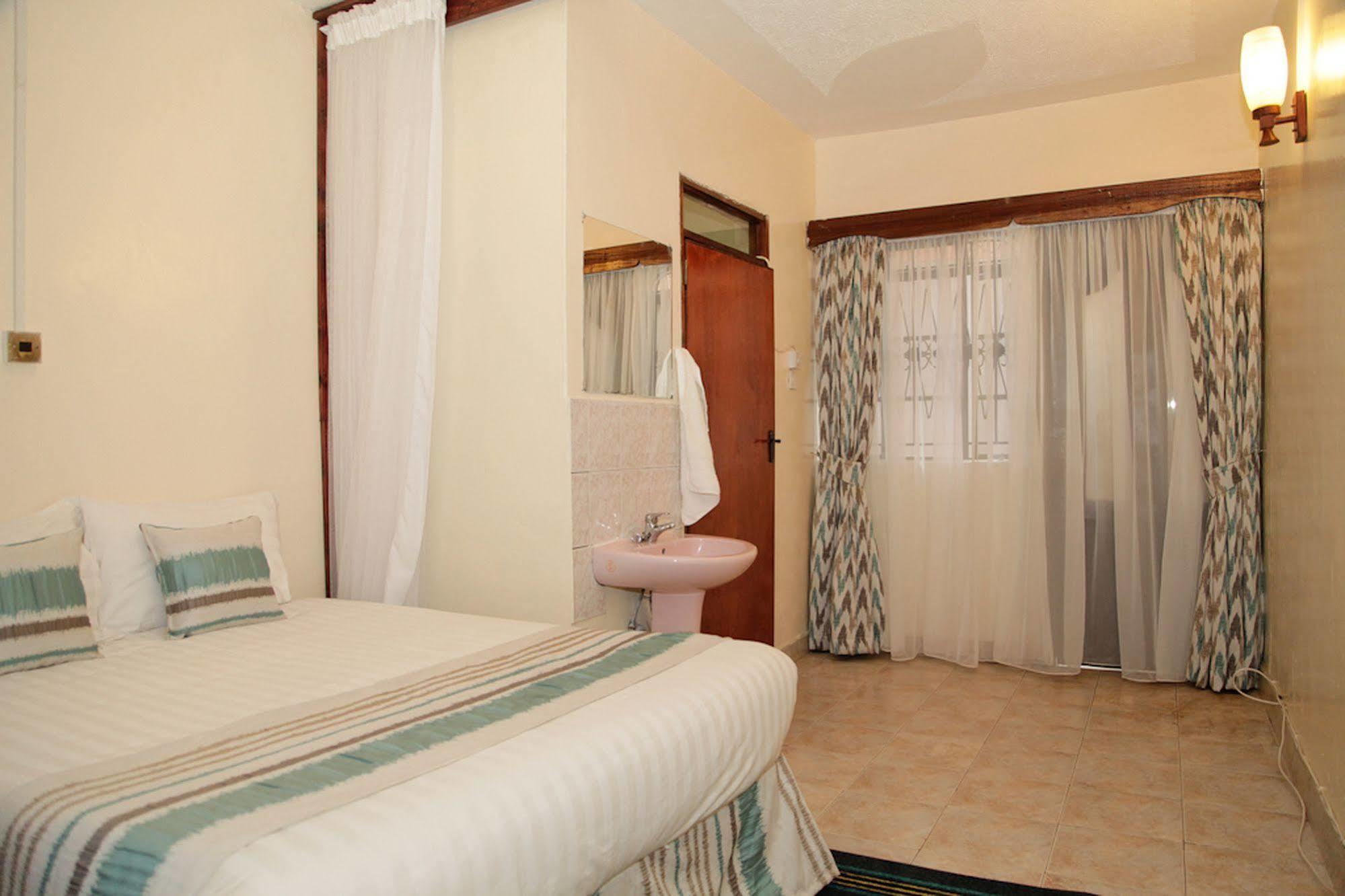 Magnolia Pine Bed & Breakfast ไนโรบี ภายนอก รูปภาพ